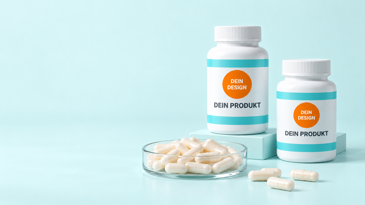 Weiße Supplementdosen mit türkis-orangen Musteretiketten und hellen Hartkapseln in einer Glasschale – Verpackungsvisualisierung.