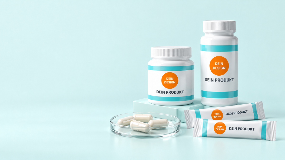 Weiße Supplementdosen und Stickpacks mit hellen Hartkapseln in einer Glasschale – Verpackungsvisualisierung für Probiotika.