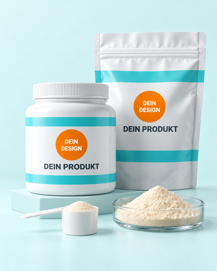 Weiße Proteinpulverdose und Standbodenbeutel mit Dosierlöffel und heller Pulverprobe – Verpackungsvisualisierung.