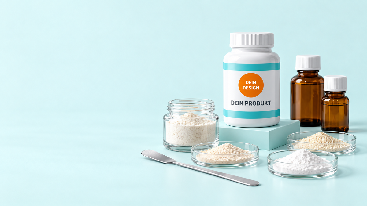 Gläser mit Pulverproben, zwei Braunglasflaschen und eine weiße Supplementdose auf mintfarbenem Hintergrund – Visualisierung zur Rezepturentwicklung.