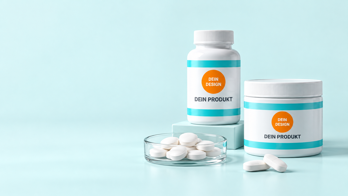 Weiße Supplementdosen, runde Tabletten in einer Glasschale und zwei längliche Tabletten – Verpackungsvisualisierung.