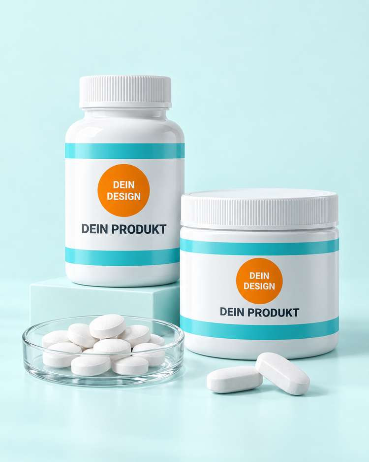 Weiße Supplementdosen, runde Tabletten in einer Glasschale und zwei längliche Tabletten – Verpackungsvisualisierung.